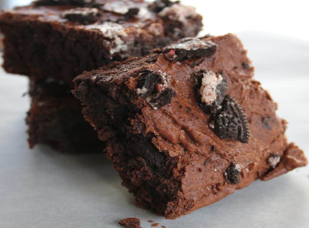 Haz un brownie sin huevo casero con tu propio helado de oreo