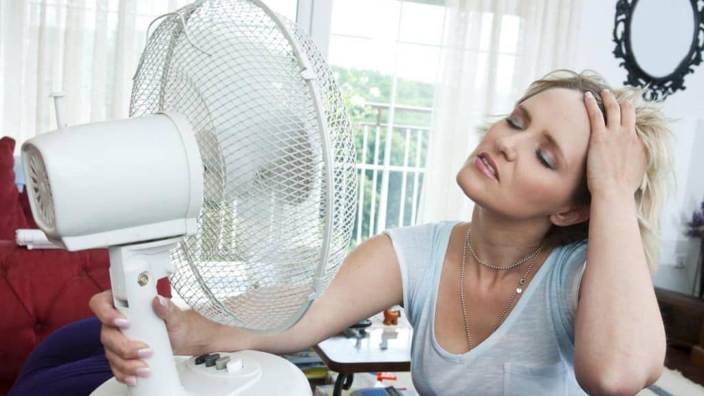 persona con ventilador