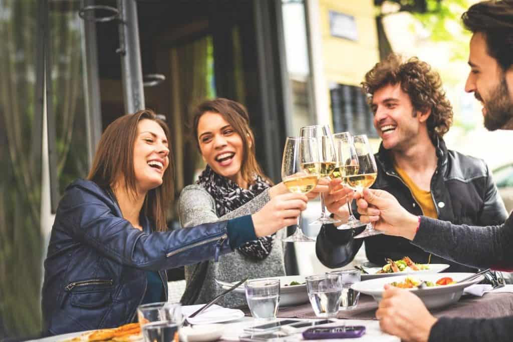personas-tomando-vino