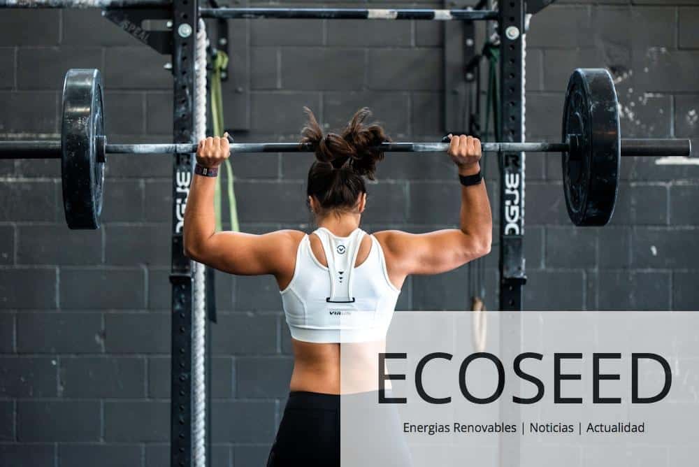 woman doing weight lifting